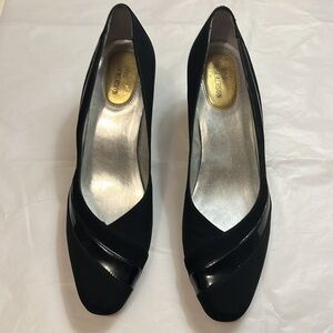 Ros Hommerson Black 2 inch‎ heel pump. EUC- close to like new! Very littl…